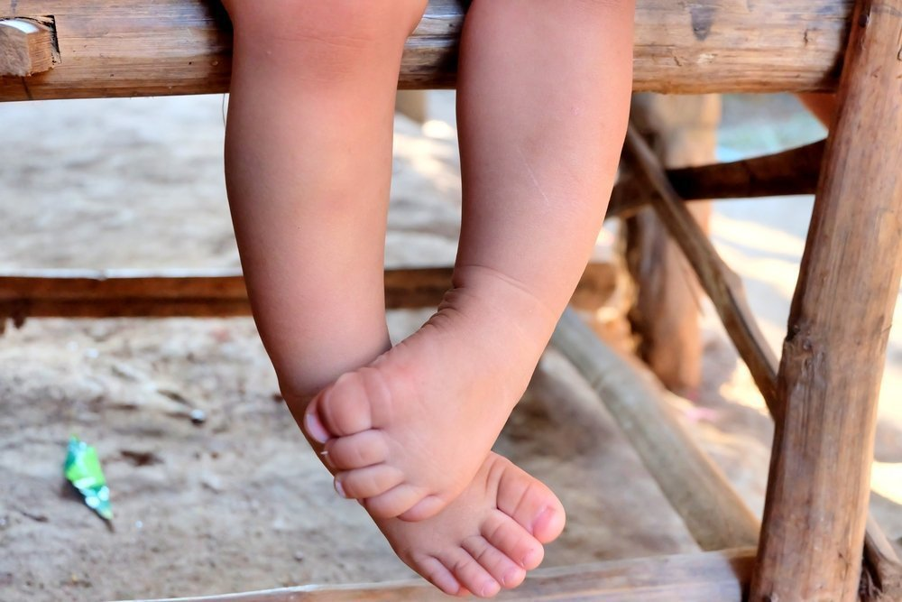 Рука нога когда у ребенка. Детский ноги. Ноги младенца. Детские ступни ног.
