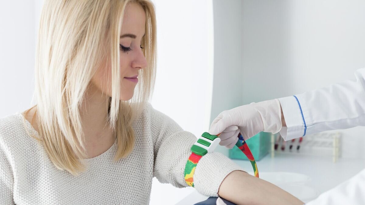    Взятие анализа крови у женщины© Depositphotos.com / ivanriver
