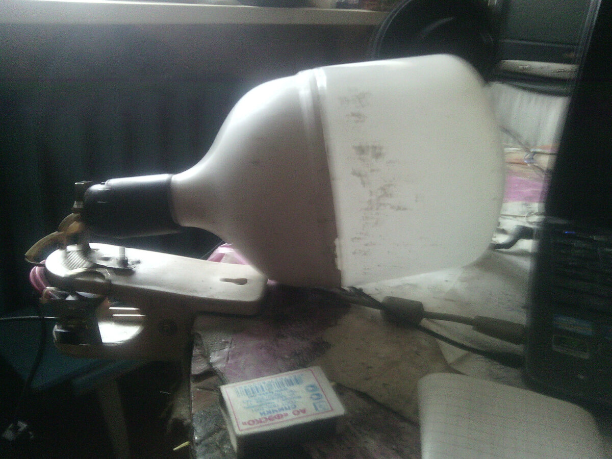 Лампа на самодельном переносном устройстве.