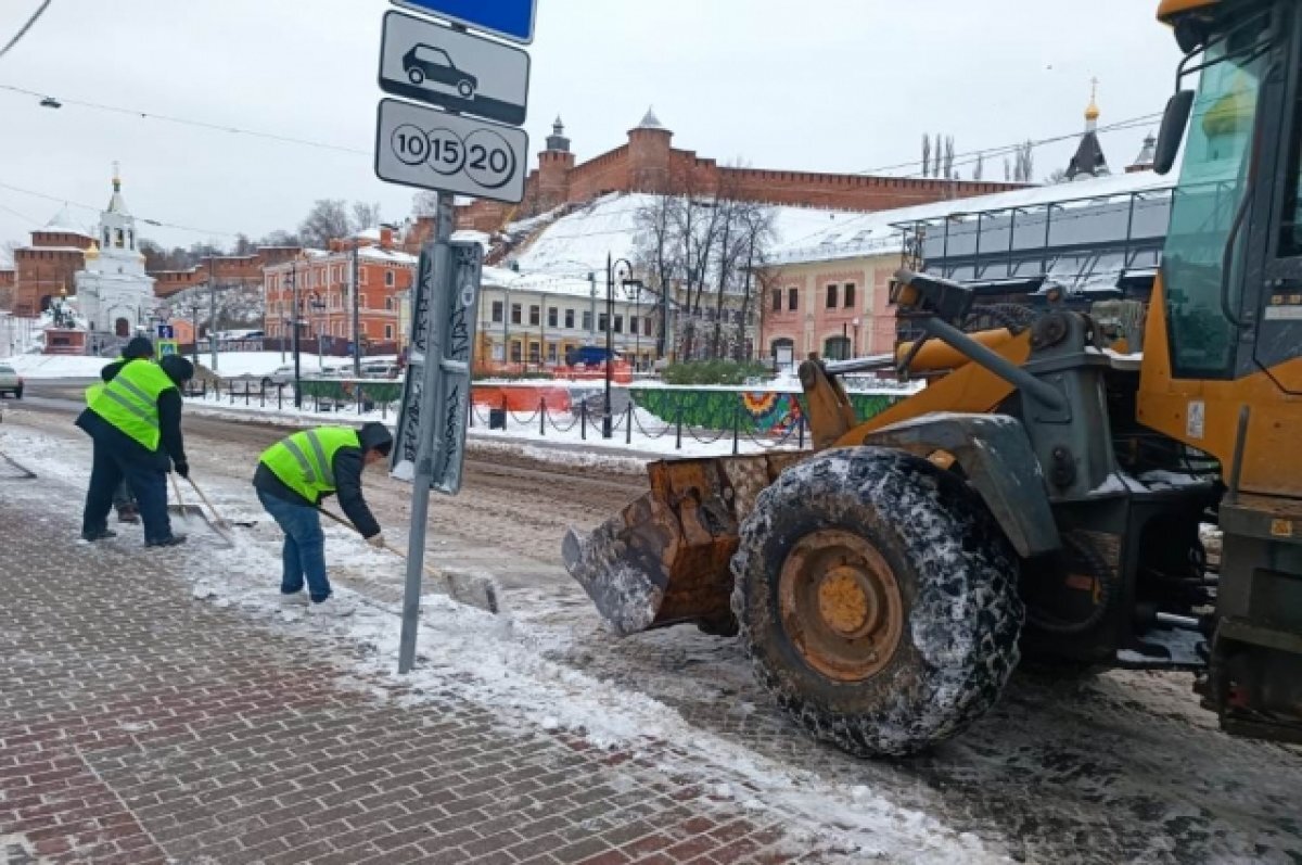 В Нижнем Новгороде продолжают устранять последствия мощного снегопада | АиФ  – Нижний Новгород | Дзен