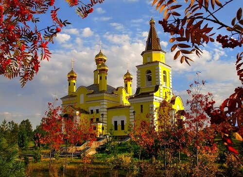 Православная осень и красивый храм Николая Чудотворца, чей праздник празднуется в период святых дней Рождественского поста, 19 декабря.