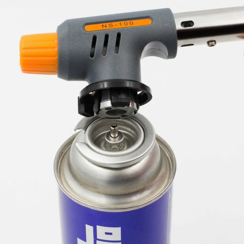 Известно несколько довольно простых и доступных большинству пользователей приемов, позволяющих достаточно эффективно справиться с проблемой промерзания любого из известных замковых механизмов: 
Самый удобный для рассматриваемых условий способ предполагает применение открытого огня, позволяющего быстро и без особых усилий отогреть гаражный замок. В простейшем случае хозяину гаража достаточно поджечь газетную или бумажную скрутку и поднести ее к отверстию для ключа. Данный прием, несмотря на свою простоту, чаще всего помогает справиться с описываемой проблемой. Одновременно с этим он не гарантирует 100 % успеха при очередной попытке открывания замка, поскольку при сильных морозах растопленная влага достаточно быстро снова превращается в лед.
Более надежным способом отогрева замка с применением открытого огня считается использование для этих целей газовой горелки или паяльной лампы, которые в зимнее время года должны находиться в постоянной готовности и храниться дома.
Но наиболее эффективно справиться с указанной проблемой вам поможет прием, при реализации которого во внутренний объем застывшего замка заливаются антифриз, спирт или тосол. Использование этого приема основано на том, что все эти вещества вступают в активную реакцию со льдом, которая сопровождается разрыхлением последнего и восстановлением работоспособности замкового механизма.
None Помимо этого, еще задолго до того, как разморозить замок, вы можете побеспокоиться о приобретении специальной размораживающей жидкости на спиртовой основе, с помощью которой любые ледяные образования удаляются довольно быстро.
 
 