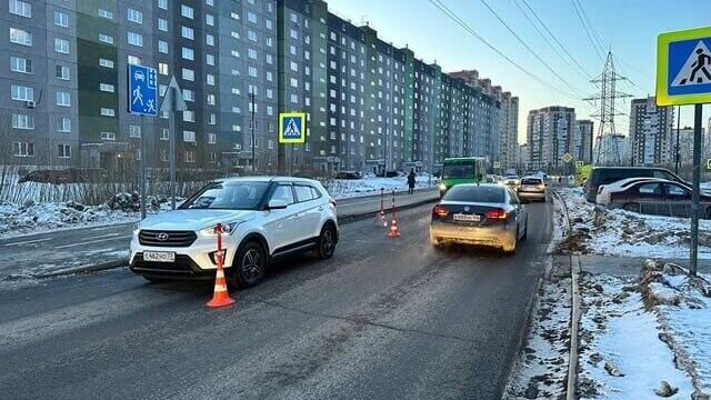     Двое детей попали под колеса в Тюмени в минувшие выходные дни. 7-летнюю девочку, переходившую дорогу по нерегулируемому пешеходному переходу, сбил 62-летний водитель Hyundai.