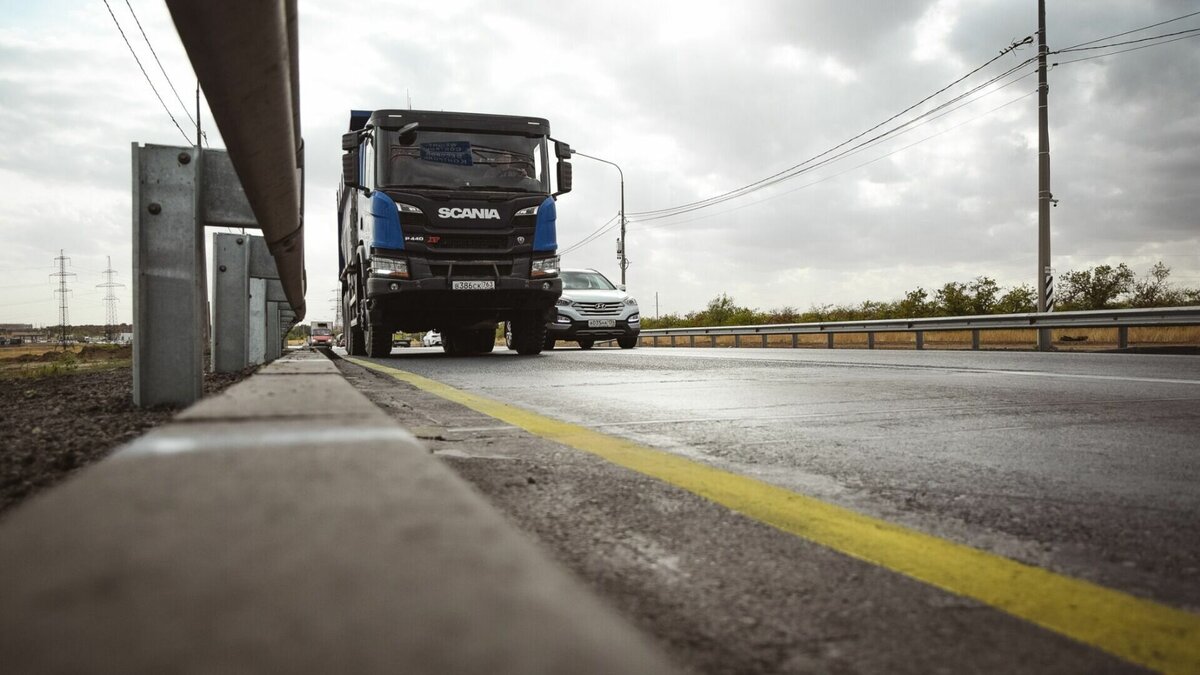     Следственный комитет подключился к расследованию обстоятельств гибели водителя фуры в Николаевском районе Волгоградской области. Мужчина не не смог выбраться из тонущего грузовика на поверхность — его тело достали спасатели.