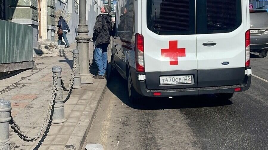     Прокуратура организовала проверку по факту падения льда на голову прохожей во Владивостоке. Инцидент произошел в центре города — женщина получила травму.