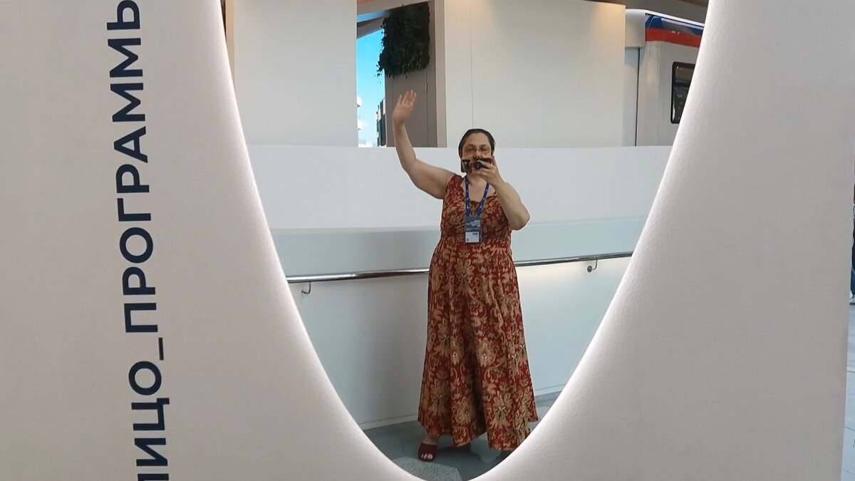 Вас приветствует лицо программы реновации Москвы. Такое зеркало было в экспозиции первого этажа, посвящённой реновации московских районов