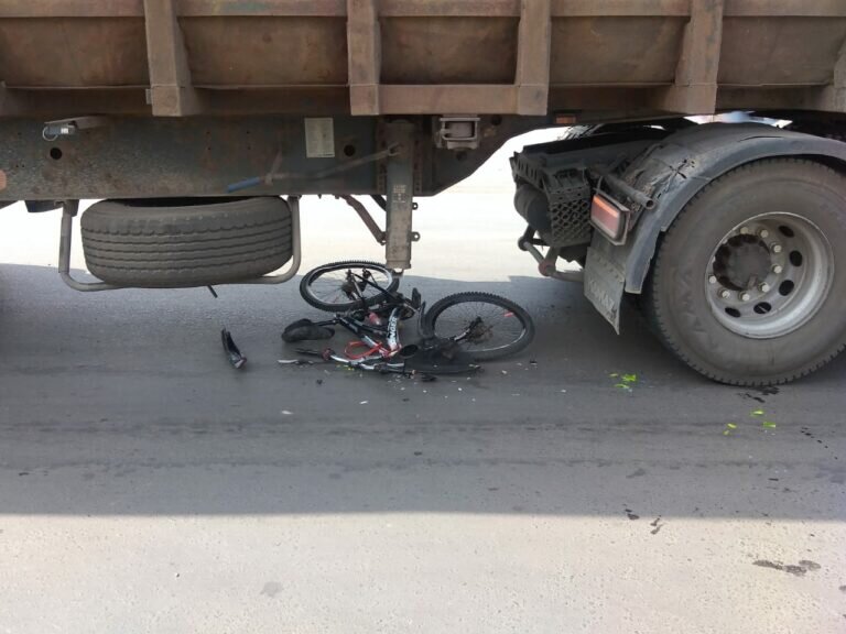    Выжил чудом. В Бузулуке пожилого велосипедиста чуть не раздавил «КамАЗ» Андрей Севостьянов