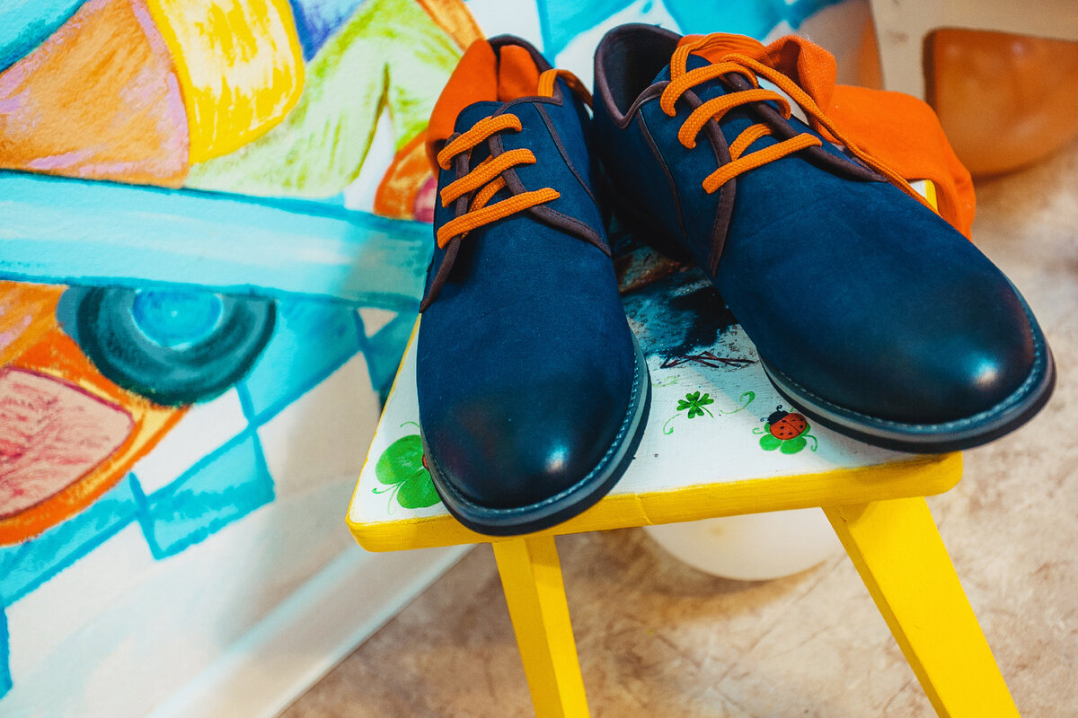 Alexey – «men shoes with orange laces» / stock.adobe.com