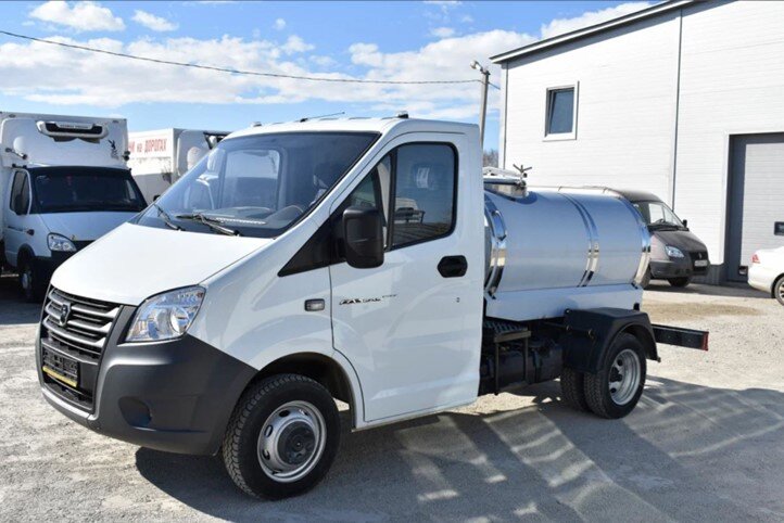 Снаружи цистерна может быть окрашена, либо её покрытие выполняется из нержавеющей стали. Здесь всё заказывается индивидуально, как и комплектация авто.