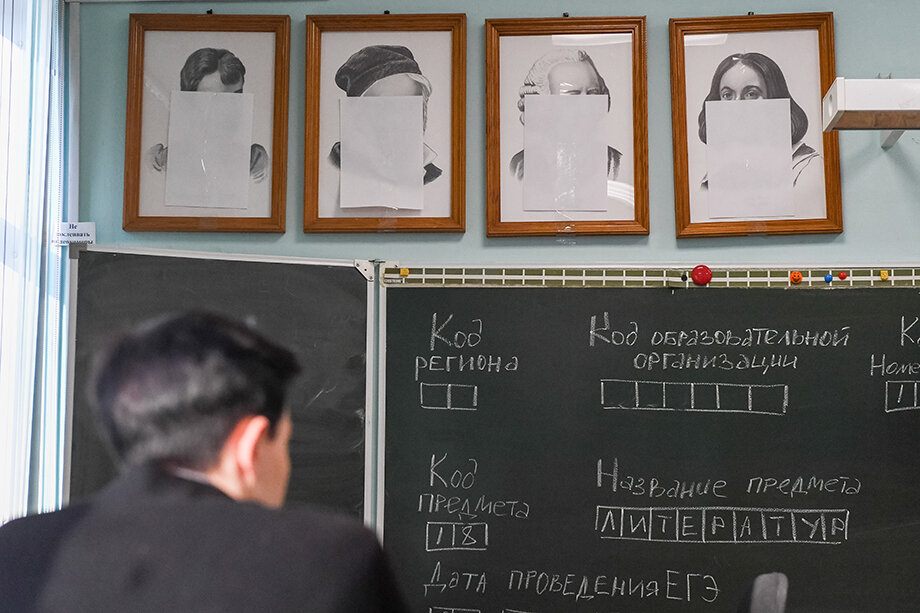 Из перечня необходимых для изучения литературы авторов пропали произведения русских классиков. Фото: Кирилл Кухмарь/ТАСС