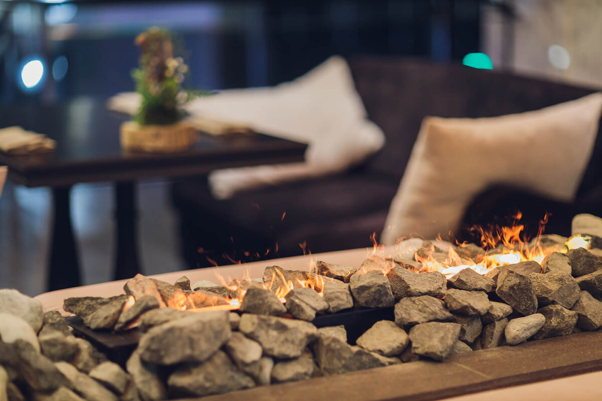 Живой огонь создаёт ощущение тепла и присутствия