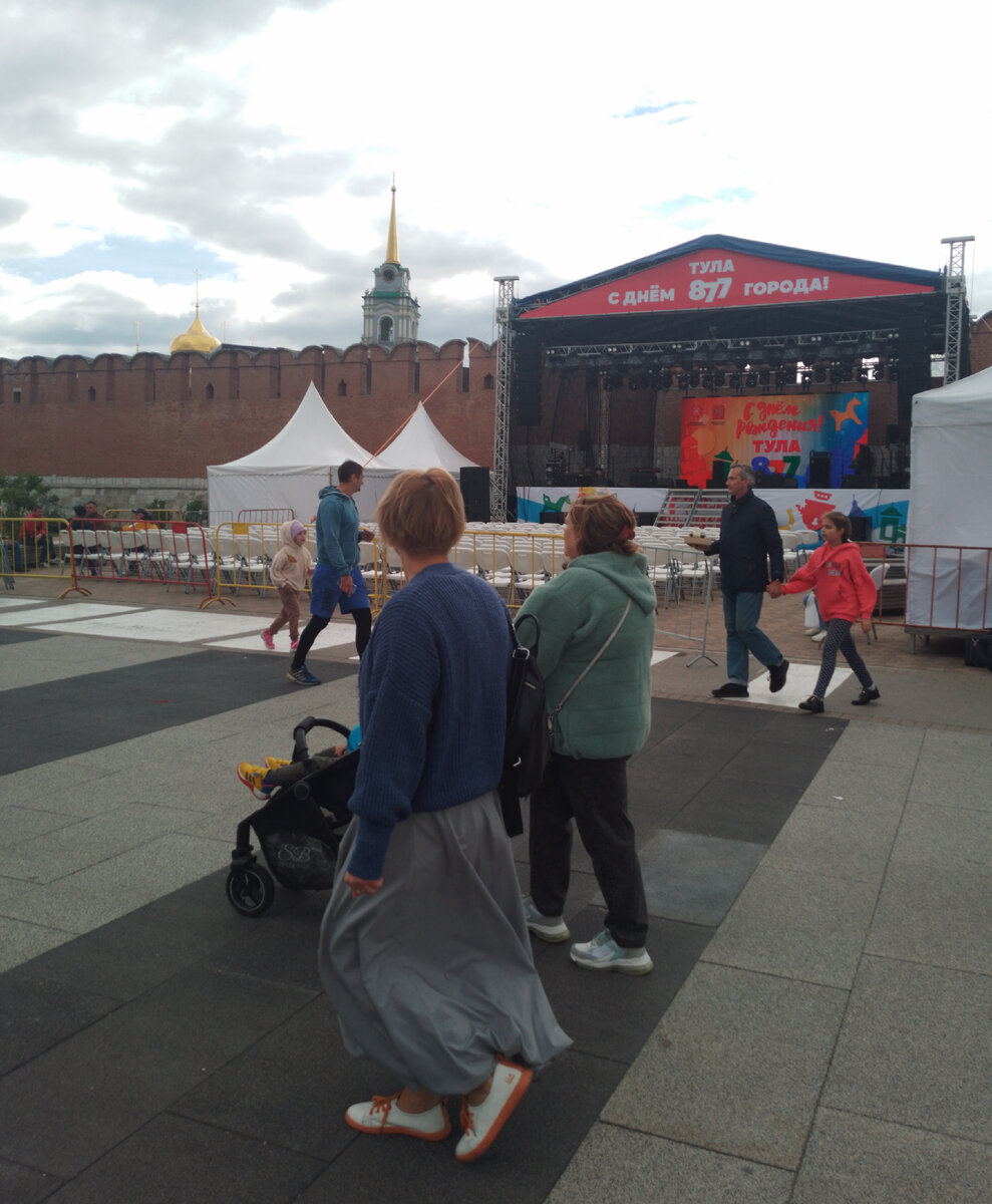 Нашему городу -877, но он  как всегда молод, красив, хорош собой, да ещё в в полном расцвете сил, радует своих жителей и гостей, историческими  памятниками, итересными музеями, замечательными...-23