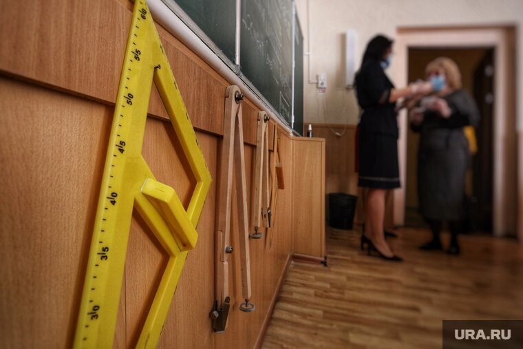    Мужчина работает в образовательном центре Челябинска