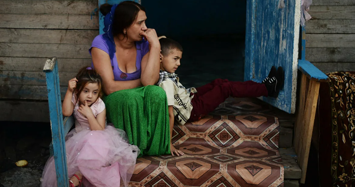 Алина всегда была папиной любимой дочуркой, сколько себя помнила. Отец был для нее всем — и папой, и мамой, и учителем, и другом, вообще всем.