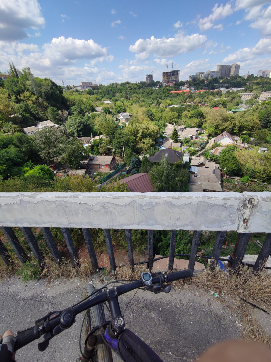 На частный сектор с моста