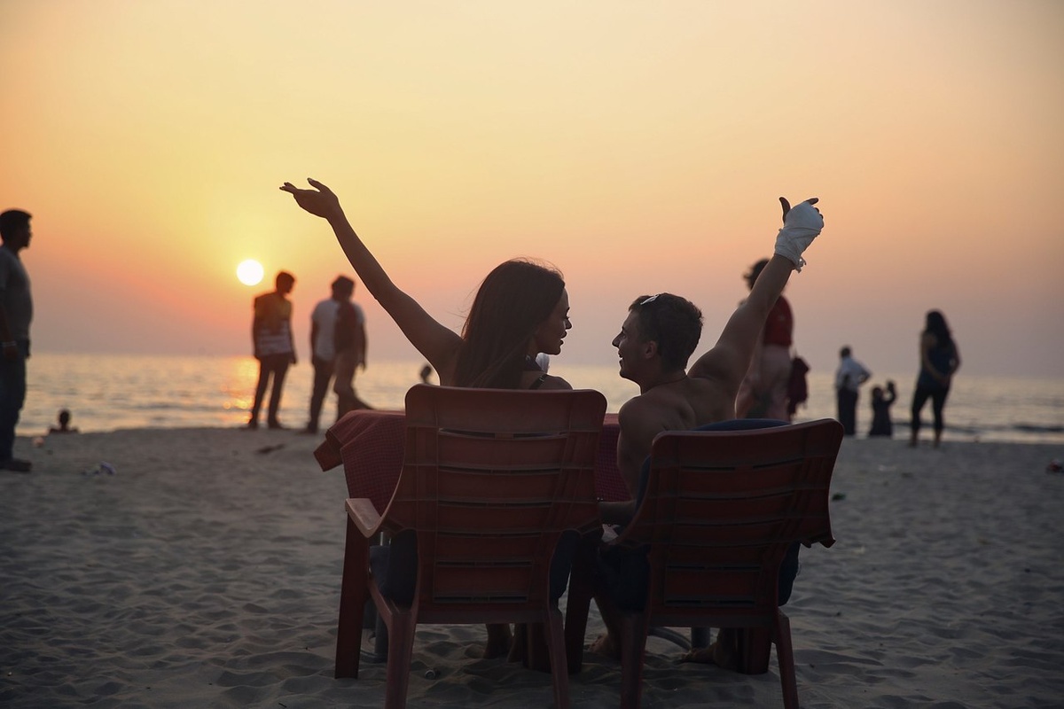 Всем привет!!!Мы семейная пара из Челябинска(Витя и Вика) , которая отправилась в путешествие по Азии с 19.09.2018  по 21.03.2019 . За этот период, мы посетили 4 страны ( Индия, Мальдивы, Тайланд, Вьетнам).Весь наш трип,  мы снимали на камеру и выкладывали на наш" YouTube" канал. А сейчас решили вести свой блог на платформе" Яндекс Дзен".Тут мы будем делиться нашим опытом, который мы приобрели в этом путешествии, и давать вам полезные советы, которые могут вам пригодиться и уберегут вас, от ненужных трат и бесполезных покупок.Мы расскажем вам, что нужно брать с собой в длительное путешествие , сколько нужно денег, как найти жилье, и много других полезных советов.Усаживайтесь поудобнее, мы начинаем!!! 