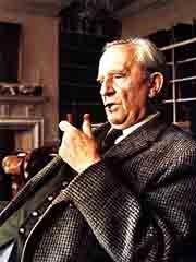 Посмертные произведения.
Как мы уже говорили ранее, 2 сентября 1973 года Джон Рональд Руэл Толкин, писатель, создавший бессмертную эпопею "Властелин Колец", скончался. После смерти он был похоронен на одном кладбище с женой, воссоединившись со своей "ненаглядной Лютиэн". Однако история Средиземья не закончилась со смертью писателя. У него остались наследники, ведущую роль среди которых сыграл сын Кристофер. Именно Кристофер занимался созданием карт для "Властелина Колец", когда у отца не хватало времени. Именно Кристофер был самым строгим рецензентом книги. И именно ему Профессор обязан тем, что "Властелин Колец" стал полностью завершенным произведением. Неудивительно, что после смерти отца сын не забросил его дело и продолжил работу над воплощением в жизнь мира Арды (так называется планета Земля в мифологии Толкина).