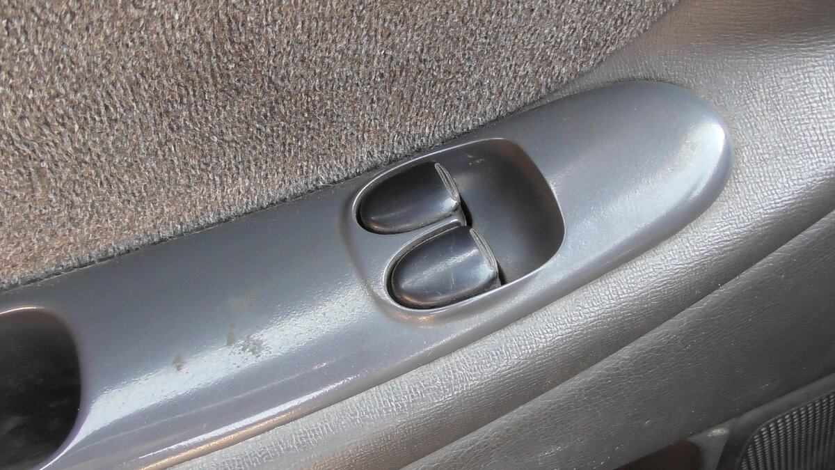  Сперва нужно открутить панель управления стеклоподъемников 