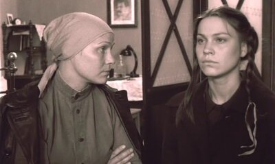 Товарищ Полякова и Искра Полякова. Кадр из фильма "Завтра была война". 