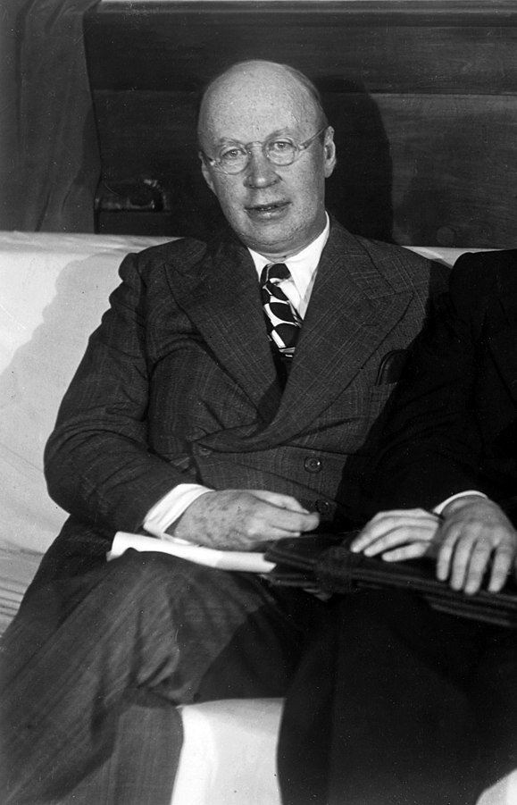 2. Сергей Прокофьев, кадр группового фото с Шостаковичем и Хачатуряном