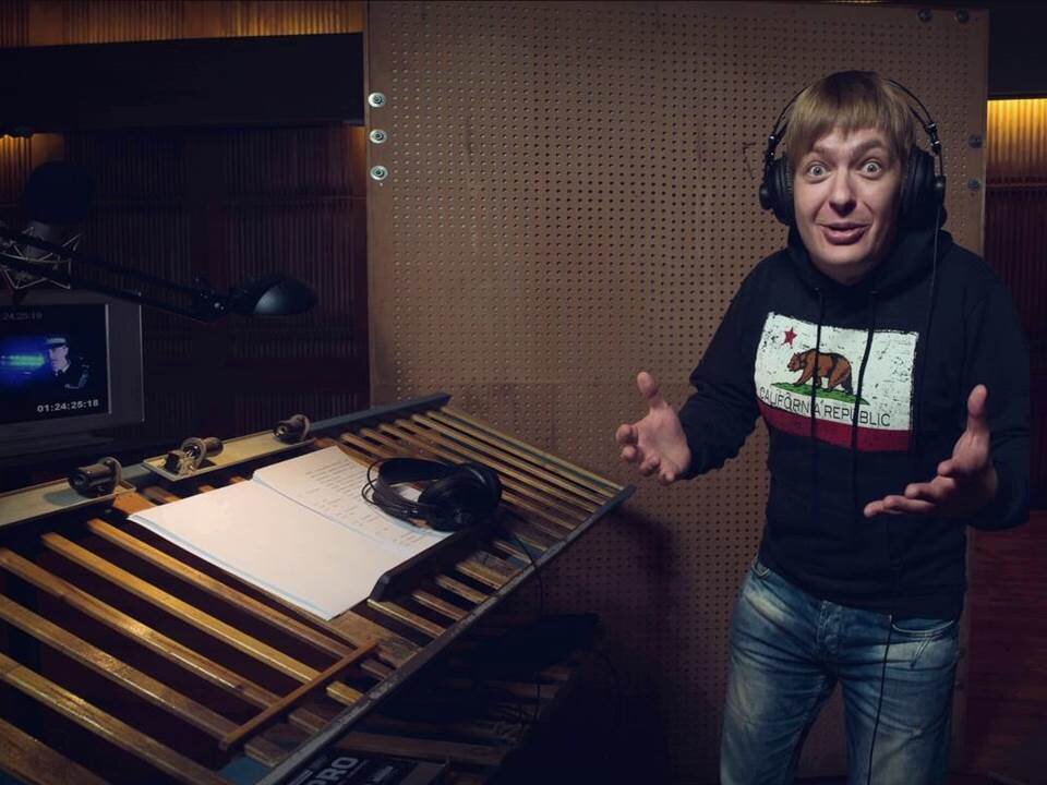                                   Актер дубляжа Петр Иващенко за работой.