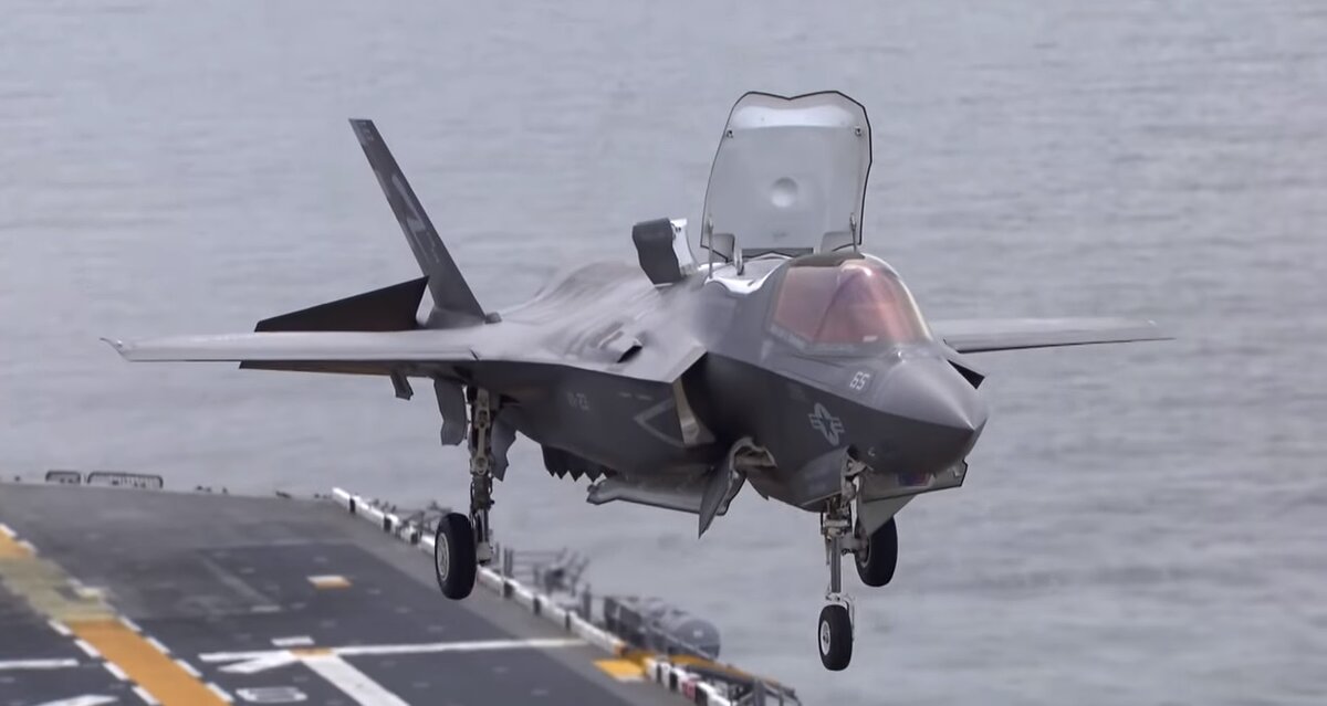 F-35 вертикальная посадка, кадр из видео.
