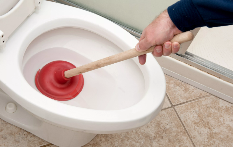 Это "вантуз" по-русски. По-английски это "a force cup", "a toilet plunger" или "a plumber's friend". 