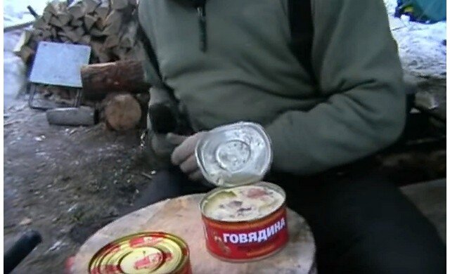 Мужик из тайги показал 3 хитрых способа как открыть консервную банку в походных условиях