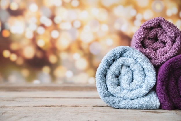 свернутые полотенца в ванной комнате - необходимый атрибут