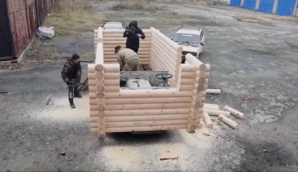 Мужики построили дерявянный дом на базе Уазика, вот что у них получилось