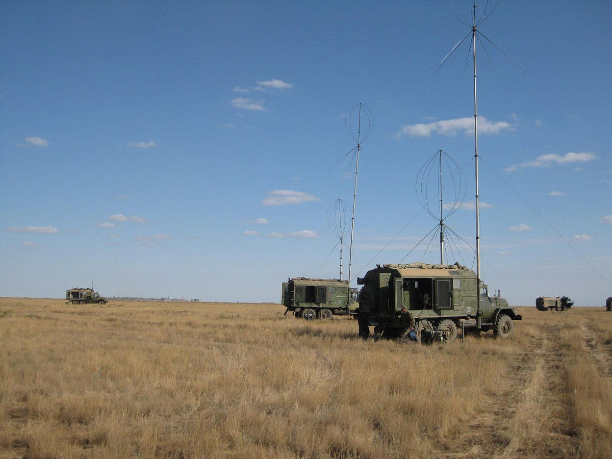 Полюс связи. Р-167 радиостанция. ЗИЛ 131 радиостанция. Радиостанция р 137 на базе ЗИЛ 131. Р-140м радиостанция.