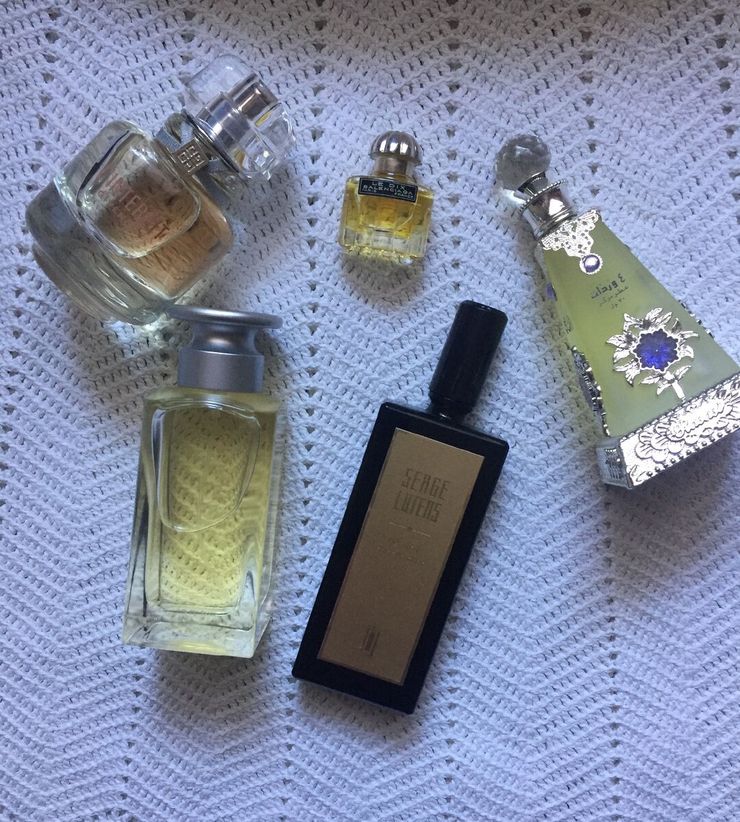 На фото представлены ароматы из коллекции "Парфюм дня": Givenchy L`interdit, Oriflame Sir Avebury, Balenciaga Le Dix, Rasasi Arba Wardat, Serge lutens Renard Constrictor