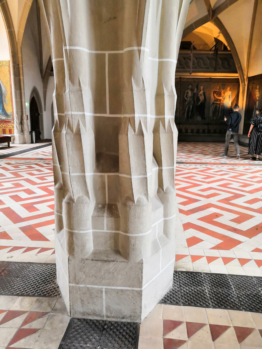 Колонны интересного дизайна, ранее не встречали такие