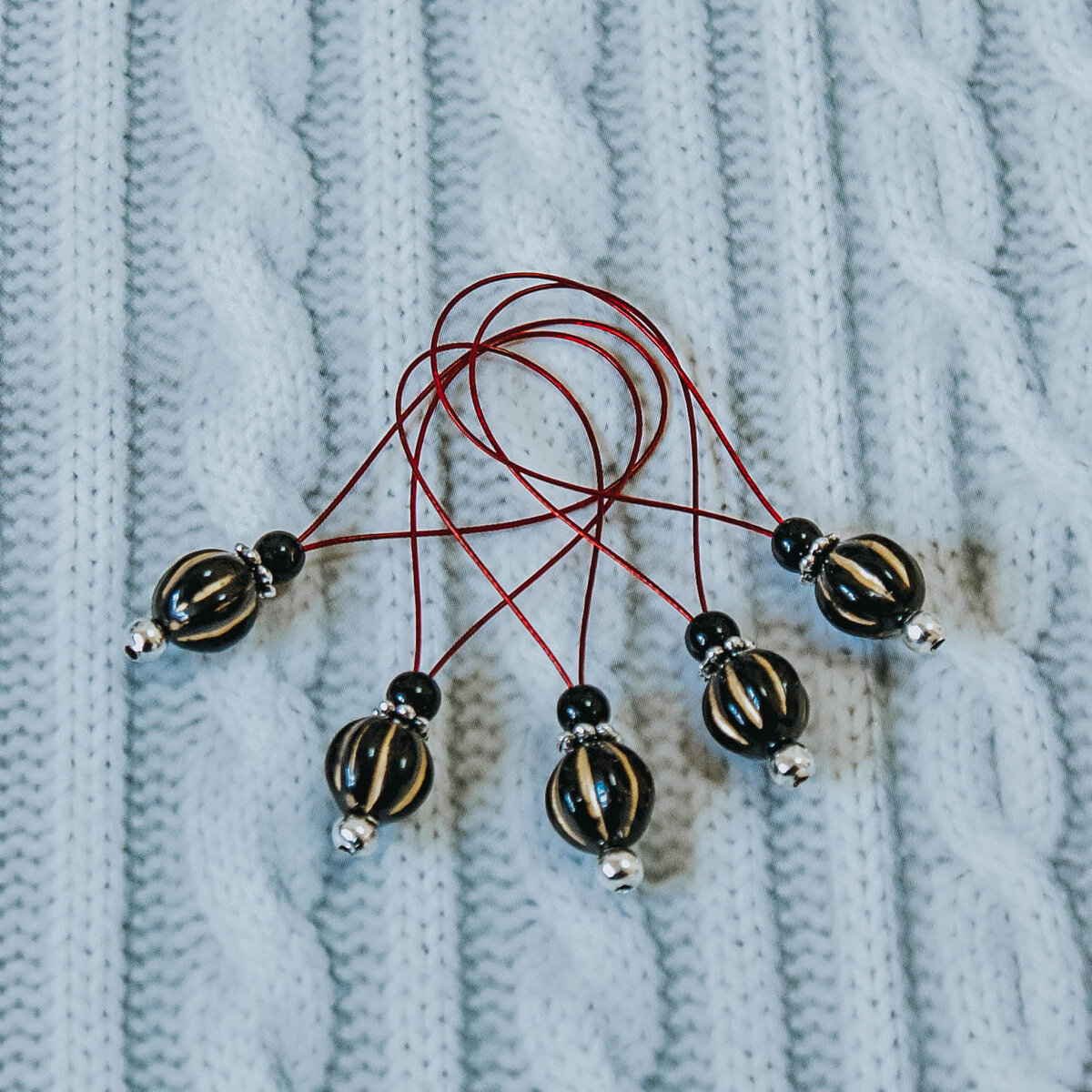 Маркеры для вязания с бусинами. Фото взято отсюда https://www.mirkrestikom.ru/shop/goods/2810345_markeri-dlya-vyazaniya-kapelka-chernii/