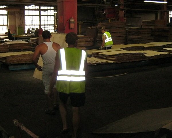 В жёлтых жилетах.