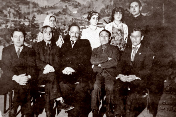 Авторы и исполнители первой татарской оперы «Сания» (1925 год). Сидят (слева направо): Г. Айдарский, А. Литвинов, В. Виноградов, Г. Альмухаметов, С. Габяши. Стоят: Л. Гаврилова,  С. Садыкова, Г. Кайбицкая, А. Хисамов.