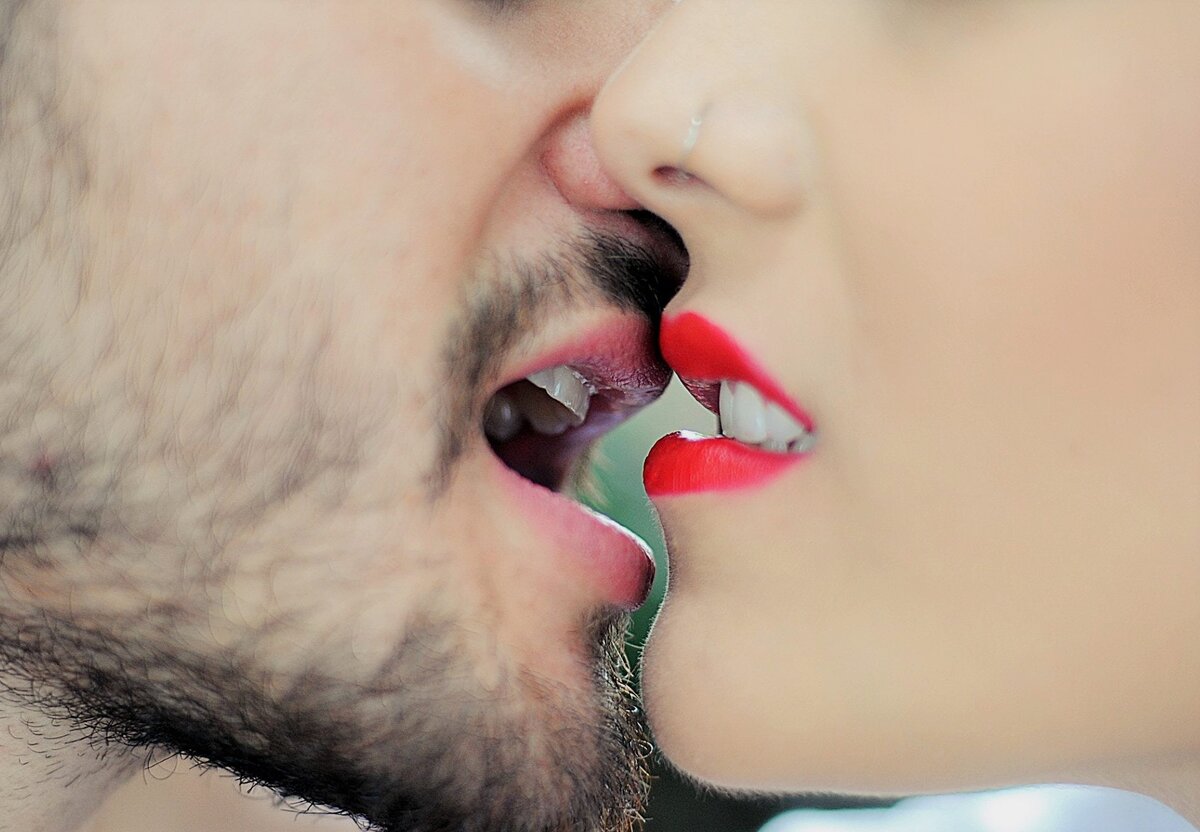 Женщина кусает губы мужчины. Облизывание губ. Поцелуй прикусывая губы. Покусывание ушка. Красивый поцелуй с языком.