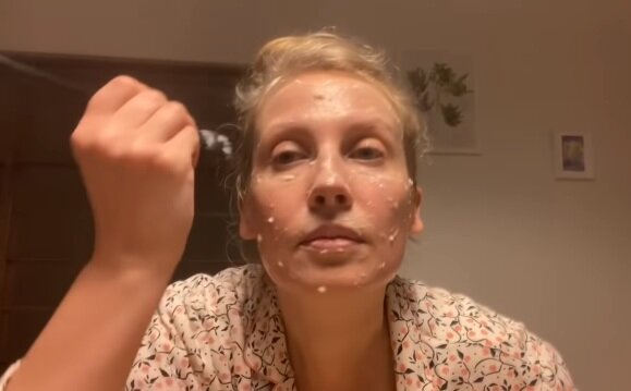 Морщины сходят с лица заметно быстро.