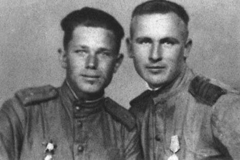 Иван Митрофанович Новохацкий (слева).1944 год. Фото взято: pda.coollib.com