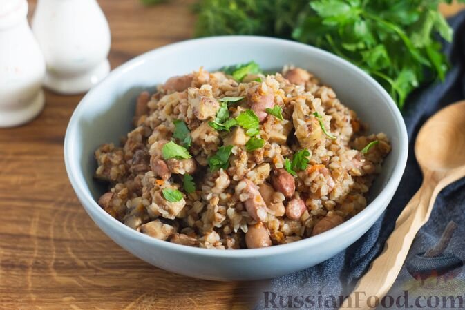 гречневая крупа, шампиньоны, фасоль консервированная в томате, лук репчатый, морковь, масло растительное, соль, перец чёрный молотый