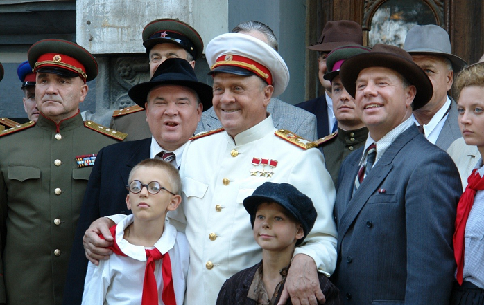 Жуков фотографируется с детьми. Кадр из фильма. 