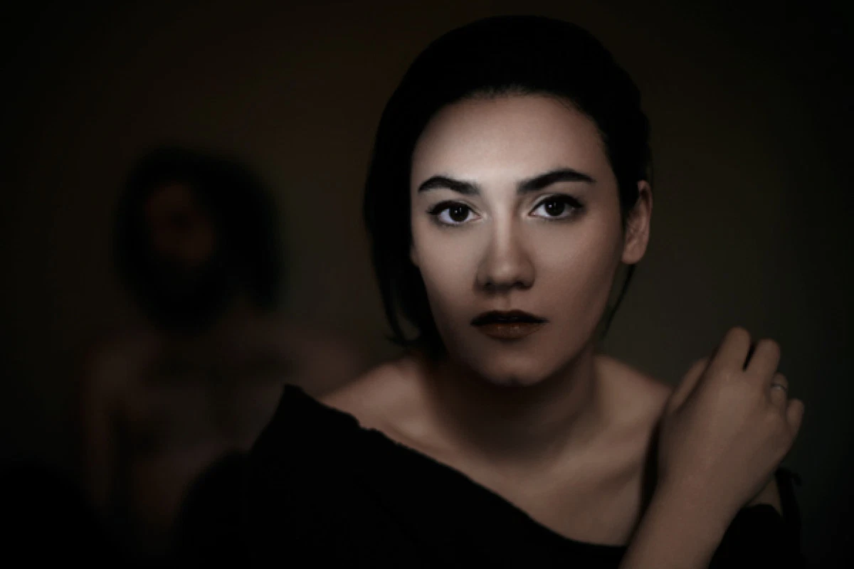 Надин Ша примерно с 2013 года целенаправленно поет о монотонности современной жизни, и с каждым годом ее нуарная музыка становится все жестче. Фото: James Anastasi 
