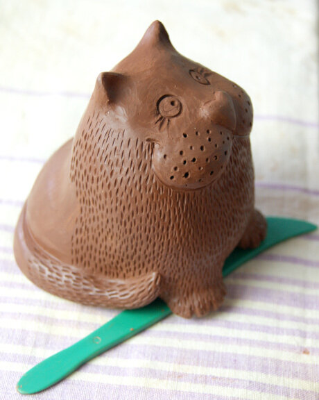 Он ещё не готов, но повадки уже кошачьи. В наглую уселся на рабочий инструмент и делает вид что ничего не происходит, и он совершенно не причём. Ну вот, вся работа встала!