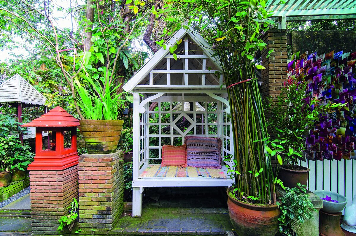 Маленькая беседка на одну скамейку. Можно посидеть с книжкой или помечтать.