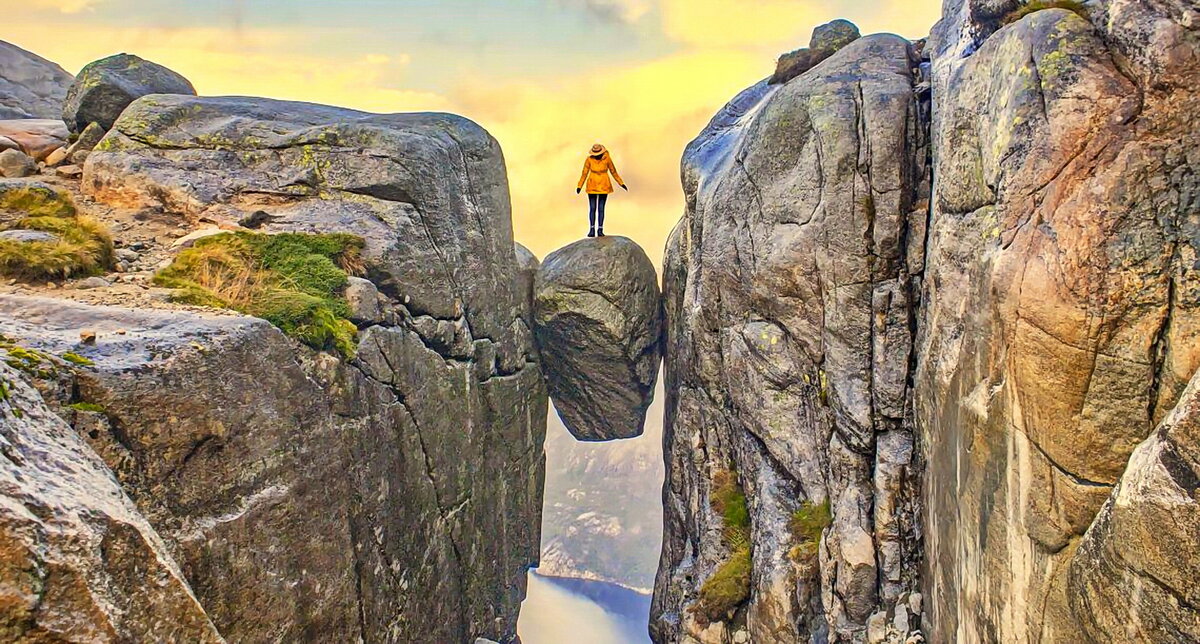 На высоте больше чем 1000 м на Кьераге одна из таких каменных горошинку так её назовём, застряла в расщелине  надо признаться выглядит это потрясающе красивая и страшно одновременно этот удивительный  природный объект имеет достаточно большие размеры примерно 5 кубических метров.