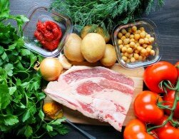 ШАГ 1:
На фото основные продукты, которые нам понадобятся для приготовления супа с нутом и говядиной. Готовить лучше в кастрюле с толстыми краями и дном. Картофель, лук и чеснок почистить. Зелень и все овощи помыть.