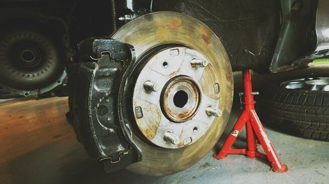 Не приятные звуки при торможении не только раздражают, но и могут привести к нежелательным последствиям