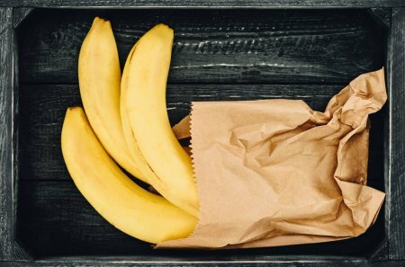 https://st3.depositphotos.com/13324256/18295/i/1600/depositphotos_182952650-stock-photo-top-view-bananas-shopping-paper.jpg