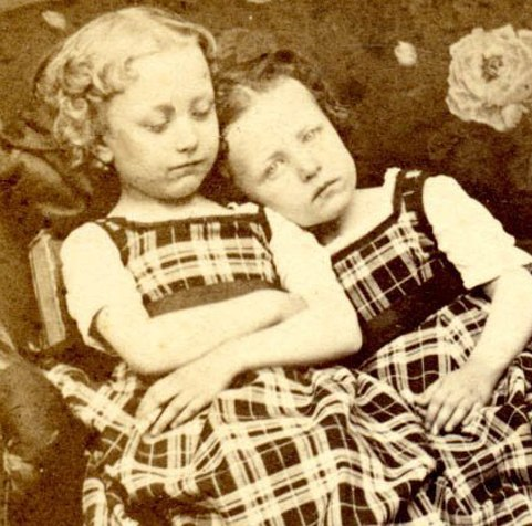 Очень известная фотография: снимок сестер Браун из Бостона, сделанный в 1890 году. Кэтрин – блондинка слева, – к моменту съемки была мертва. Вторая сестра, Сьюзан, умрет спустя несколько месяцев от той же болезни (вероятно, наследственной)   