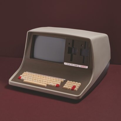 Популярный в начале 1980-х, Intertec Superbrain имел два микропроцессора Z80 и два дисковода гибких дисков.